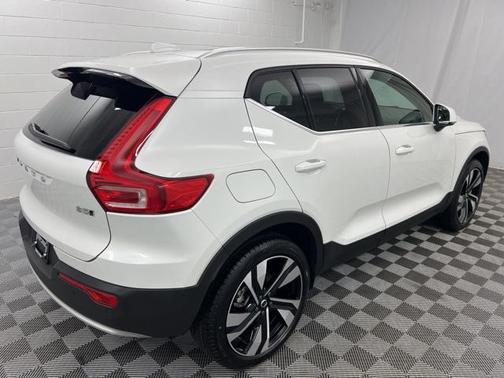 2025 Volvo XC40 B5 Plus Bright Theme