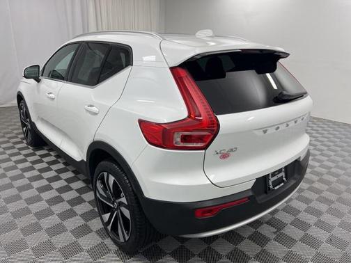 2025 Volvo XC40 B5 Plus Bright Theme