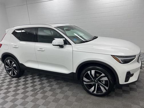 2025 Volvo XC40 B5 Plus Bright Theme