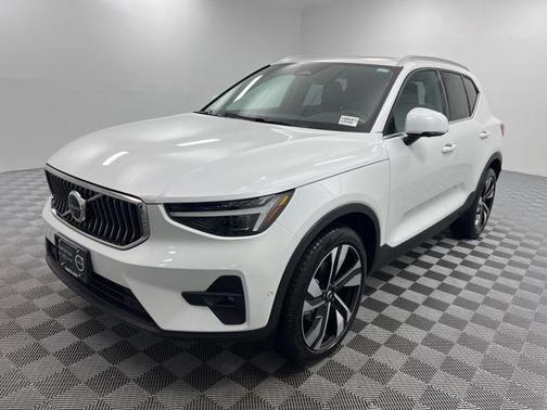 2025 Volvo XC40 B5 Plus Bright Theme