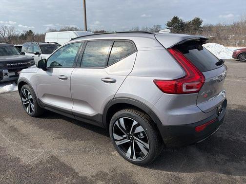 2026 Volvo XC40 Ultra, B5 AWD Gas (mild hybrid), Dark