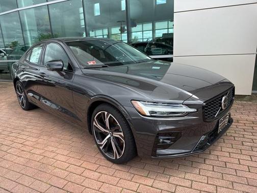 2024 Volvo S60 B5 Plus Dark Theme