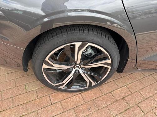 2024 Volvo S60 B5 Plus Dark Theme