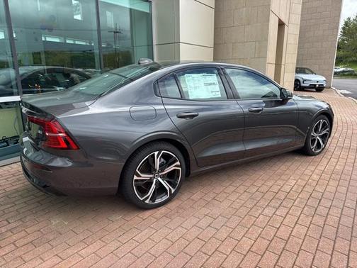 2024 Volvo S60 B5 Plus Dark Theme