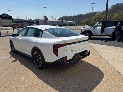 Snow White Pearl 2026 Kia K4 GT-Line