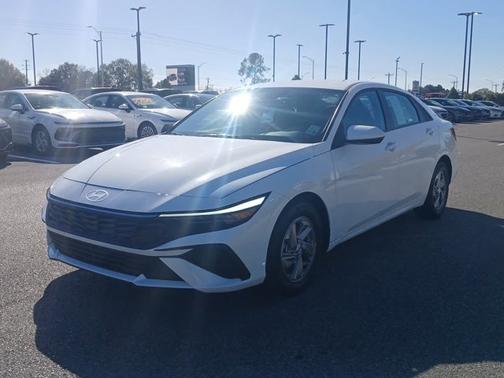 2025 Hyundai ELANTRA SE