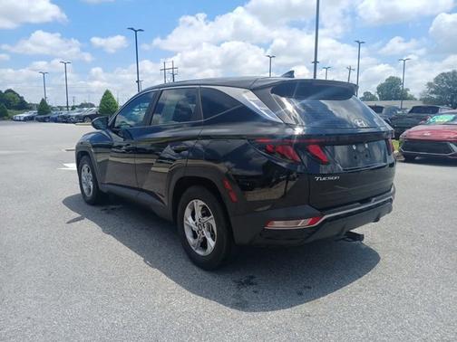 Black 2023 Hyundai TUCSON SE