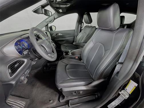 Diamond Black Crystal Pearlcoat 2025 Chrysler Pacifica L