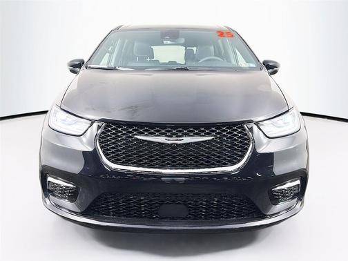Diamond Black Crystal Pearlcoat 2025 Chrysler Pacifica L