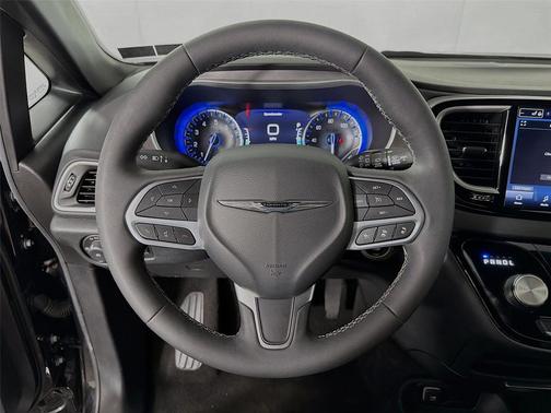 Diamond Black Crystal Pearlcoat 2025 Chrysler Pacifica L