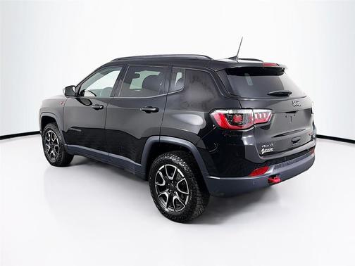 Diamond Black Crystal Pearlcoat 2025 Jeep Compass Trailhawk