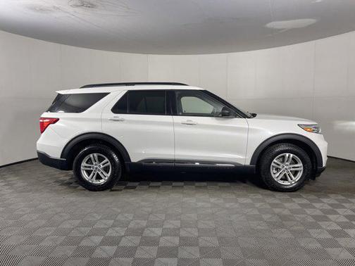 Star White Metallic Tri-Coat 2022 Ford Explorer XLT