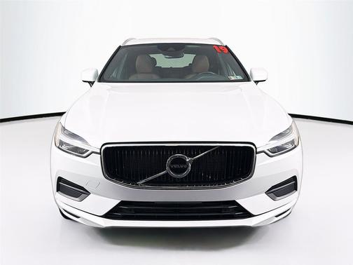 Crystal White Pearl Metallic 2019 Volvo XC60 T6 Momentum
