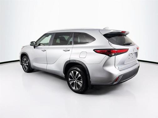 Celestial Silver Metallic 2023 Toyota Highlander XLE