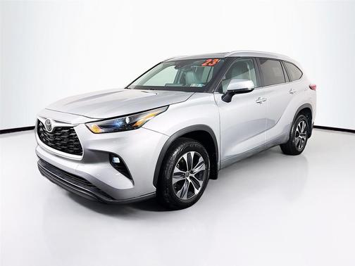 Celestial Silver Metallic 2023 Toyota Highlander XLE