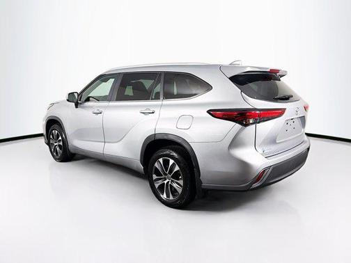Celestial Silver Metallic 2023 Toyota Highlander XLE