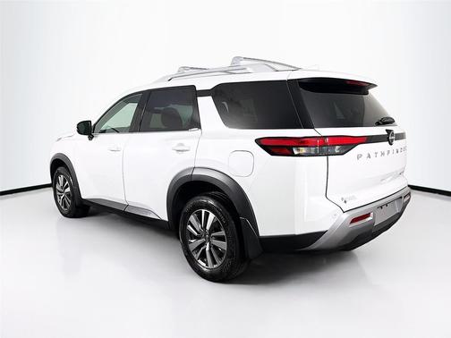 Everest White Pearl Tricoat 2025 Nissan Pathfinder SL 4WD