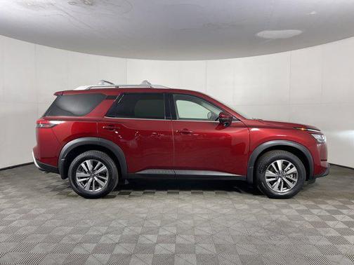 2023 Nissan Pathfinder SL 4WD