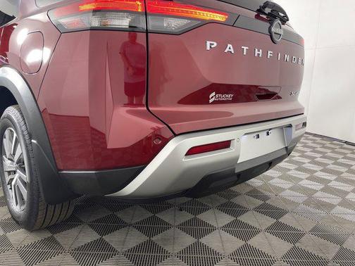 2023 Nissan Pathfinder SL 4WD