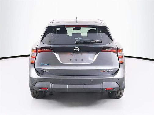 Gun Metallic 2025 Nissan Kicks SR