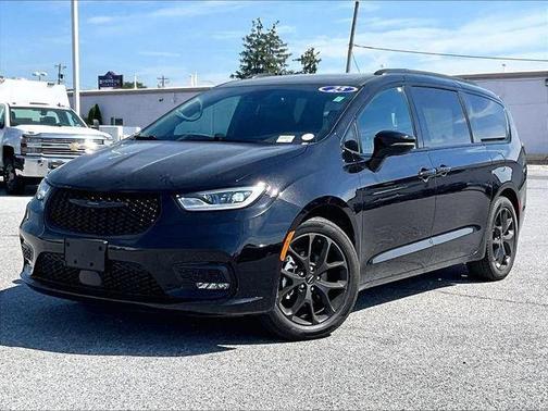 Black 2025 Chrysler Pacifica Limited
