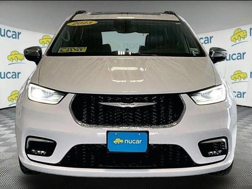 White 2023 Chrysler Pacifica Limited