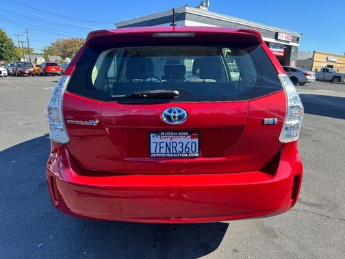 2014 Toyota Prius v Five