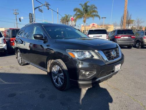 2018 Nissan Pathfinder SV