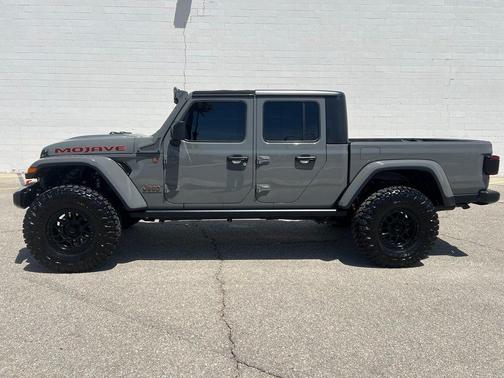 Sting-Gray Clearcoat 2021 Jeep Gladiator Mojave 4x4