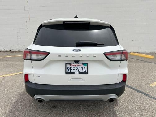 Star White Metallic Tri-Coat 2022 Ford Escape SE