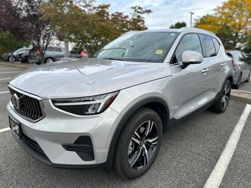 2025 Volvo XC40 B5 Core Bright Theme
