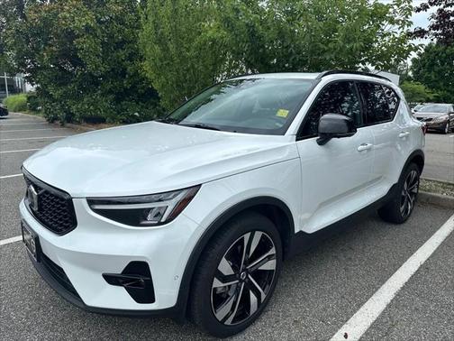 2025 Volvo XC40 B5 Plus Dark Theme
