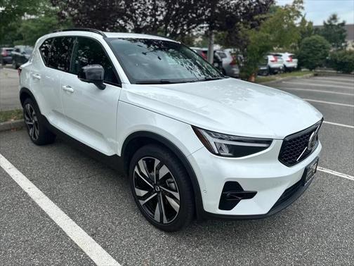 2025 Volvo XC40 B5 Plus Dark Theme