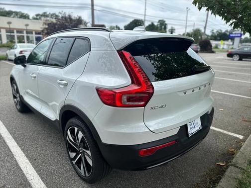 2025 Volvo XC40 B5 Plus Dark Theme