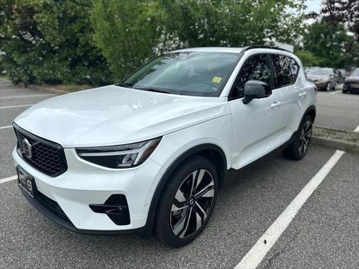 2025 Volvo XC40 B5 Plus Dark Theme