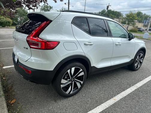 2025 Volvo XC40 B5 Plus Dark Theme