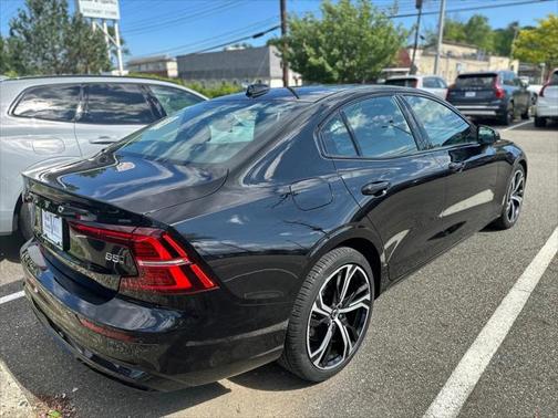 2024 Volvo S60 B5 Core Dark Theme