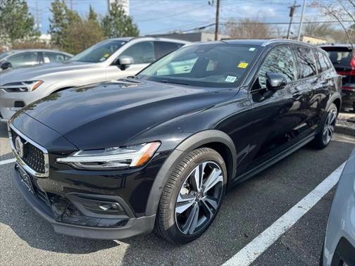 2023 Volvo V60 Cross Country B5 Plus