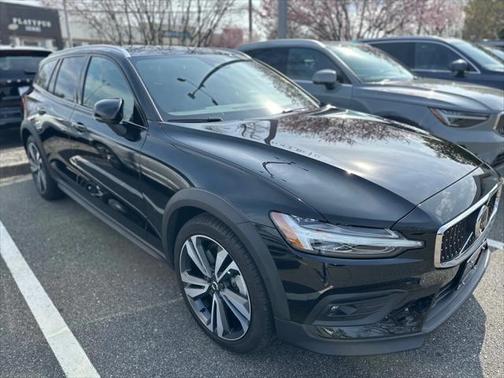 2023 Volvo V60 Cross Country B5 Plus