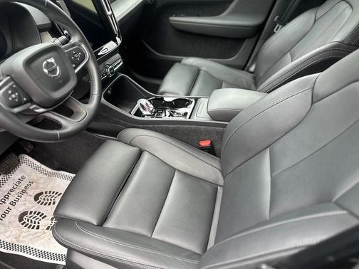 2025 Volvo XC40 B5 Plus Dark Theme