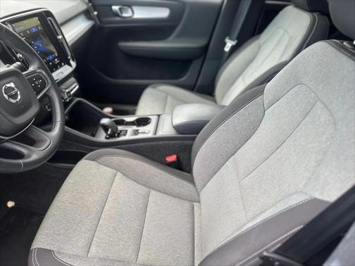 2025 Volvo XC40 B5 Core Bright Theme