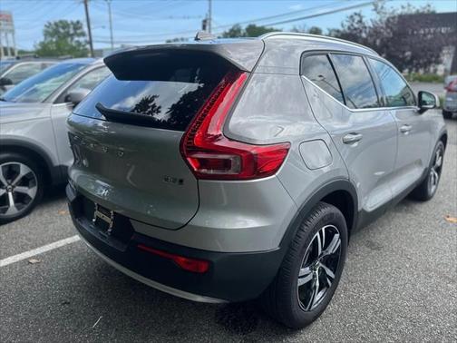 2025 Volvo XC40 B5 Core Bright Theme