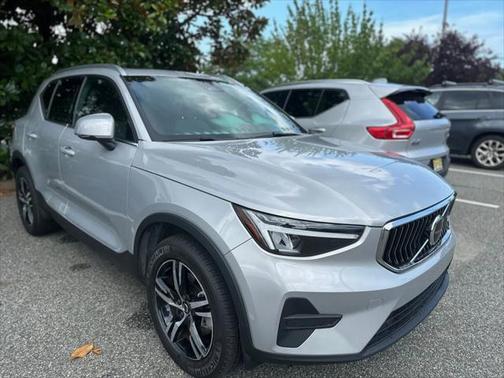 2025 Volvo XC40 B5 Core Bright Theme
