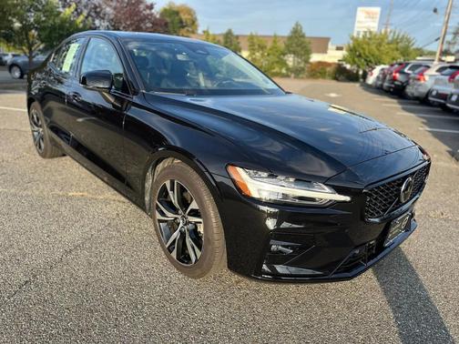 2024 Volvo S60 B5 Core Dark Theme