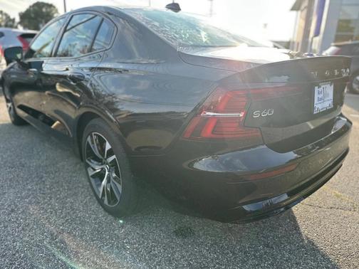 2024 Volvo S60 B5 Core Dark Theme