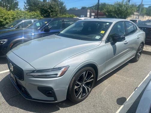 2024 Volvo S60 B5 Core Dark Theme