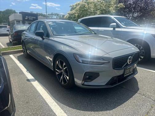 2024 Volvo S60 B5 Core Dark Theme