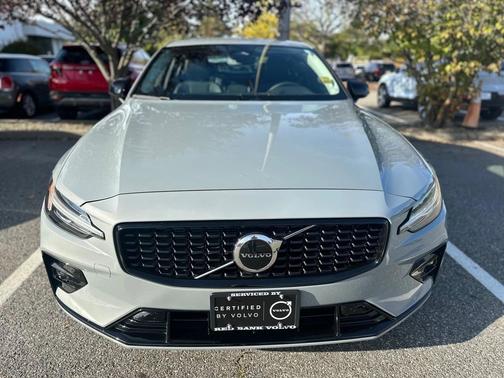 2024 Volvo S60 B5 Core Dark Theme