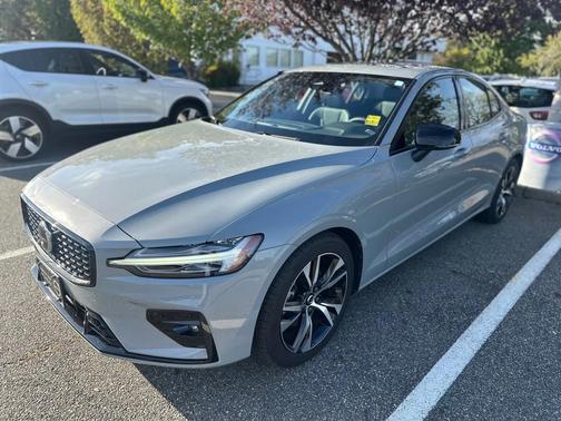 2024 Volvo S60 B5 Core Dark Theme
