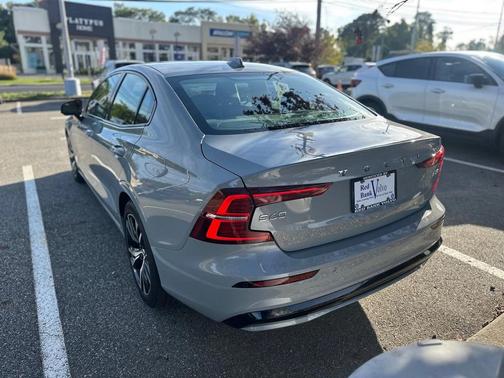 2024 Volvo S60 B5 Core Dark Theme